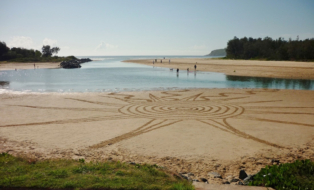 Gerry Joe Weise, Land Art. Reflecting the Sun, Sand Drawing installation, Park Beach, Coffs Harbour, Australia, 2015.