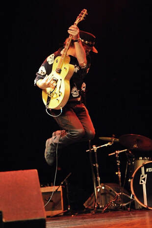 Australian blues guitarist, Gerry Joe Weise at the Blues Festival in Laon, Signature Rockingham Archtop guitar.